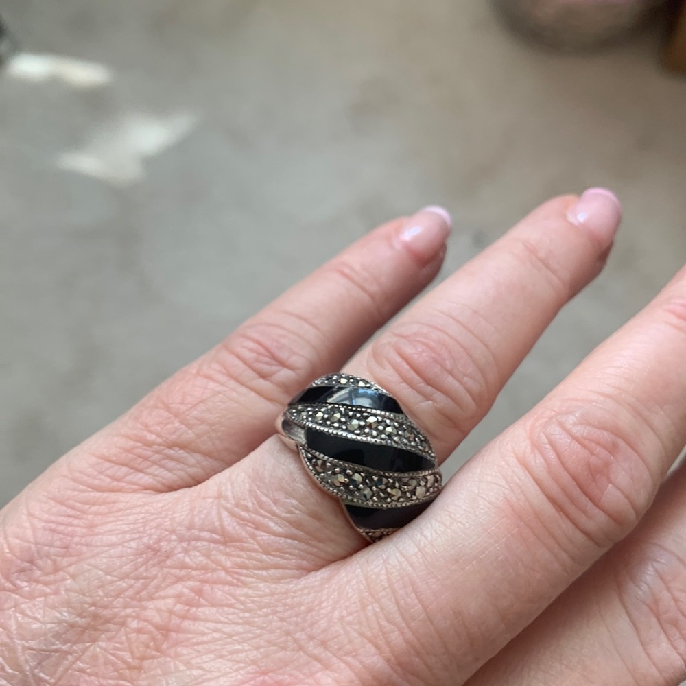 Sterling silver marcasite band with black onyx design. Art Deco style. Size 5.5